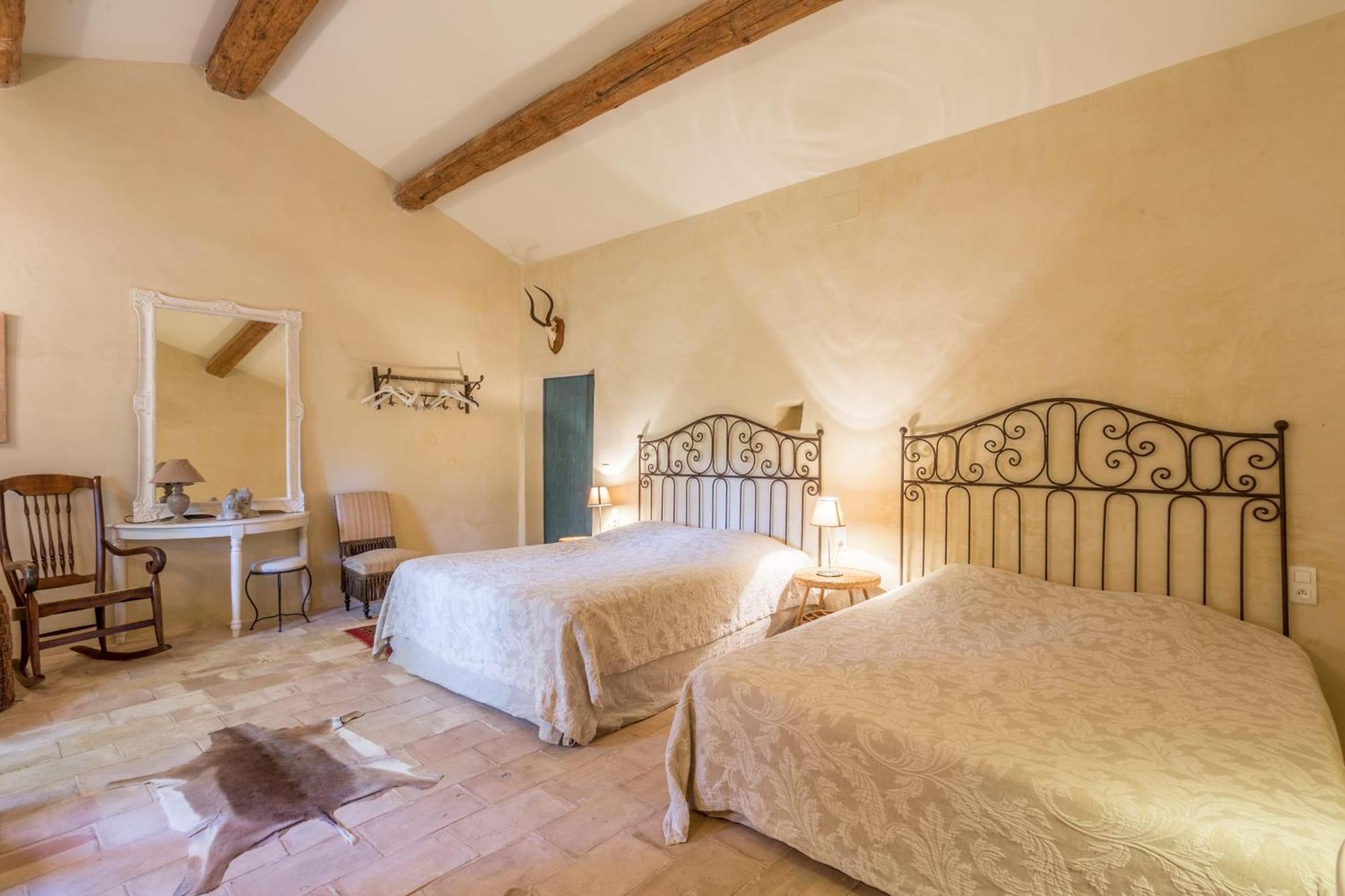 La Maison Des Artistes Менерб Экстерьер фото