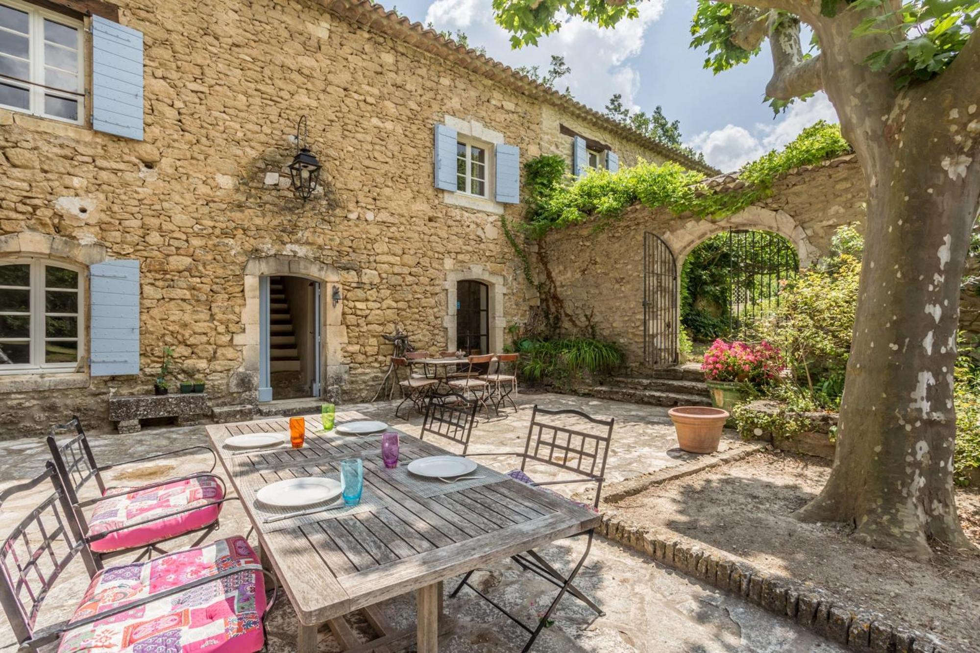 La Maison Des Artistes Менерб Экстерьер фото
