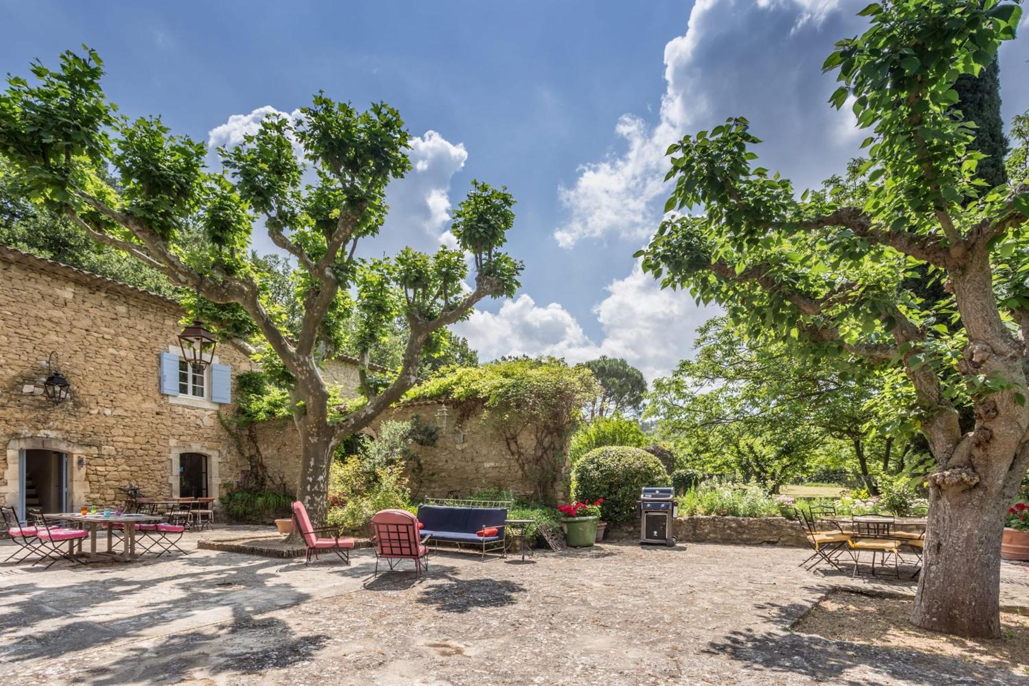 La Maison Des Artistes Менерб Экстерьер фото